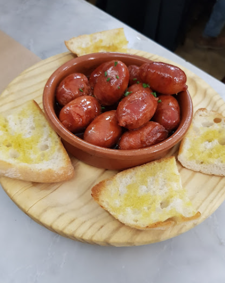 Chorizos criollos con pan tostado
