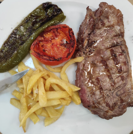 Entrecot a la brasa con patatas y pimiento