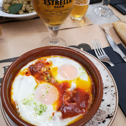 Huevos al plato en cazuela de barro