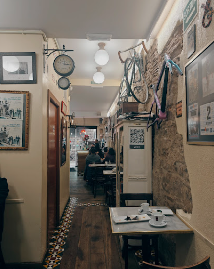 Interior de Elisabets con reloj, bicicletas y suelo hidráulico