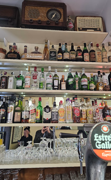 Radios antiguas sobre la estantería del bar